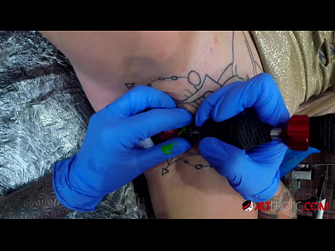 ❤️ Extrem tattooed Hottie Sully Savage krut en Tattoo op hirem Klitoris ☑ Sexvideo bei eis ❌