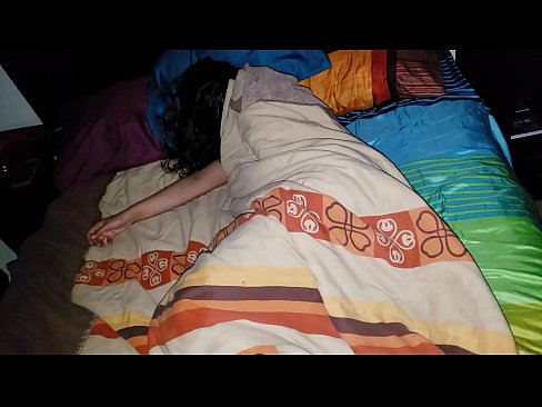 ❤️ Stiefson beréiert seng jonk Stéifmamm wärend hatt schléift. ☑ Sexvideo bei eis ❌